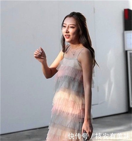  『气质』街拍：美女穿吊带长裙，气质温婉，姿态怡人
