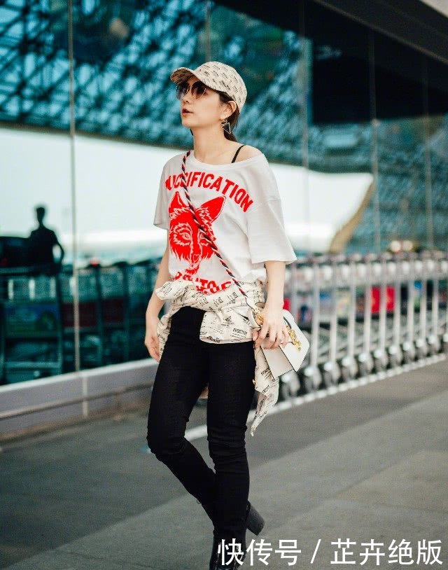真是服了陈嘉桦，硬是把白T恤穿成露肩衣，露出内衣带不尴尬吗？