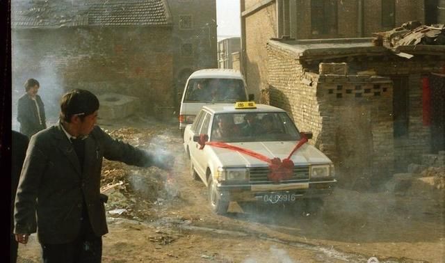  [婚礼]40年前的结婚仪式原来是这样的，摄影师王心钢收藏了这些宝贝