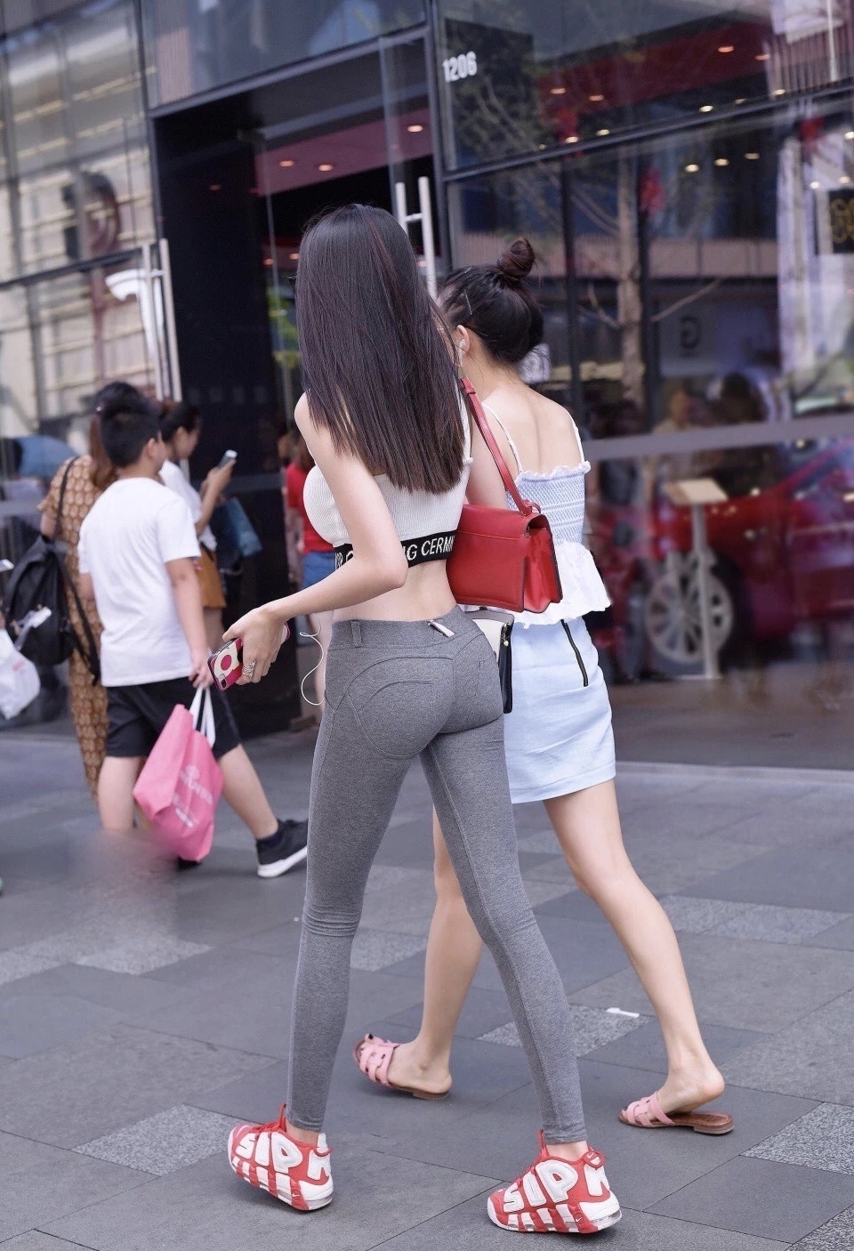 闺蜜■美女街拍:闺蜜出街,一个丸子头乖乖女,一个黑长直小腰精,我都爱!