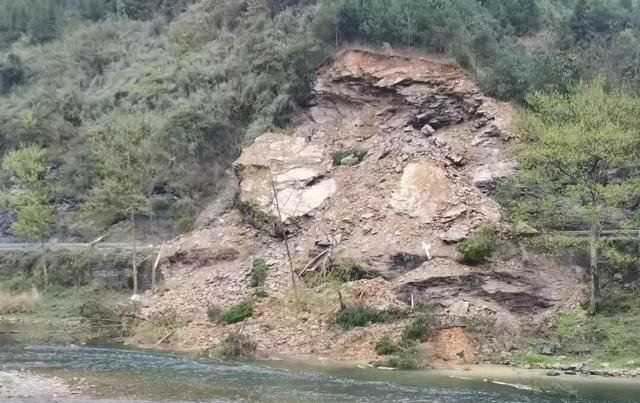 好不容易的山突然崩塌，场景轰动，照相机拍摄了整个过程