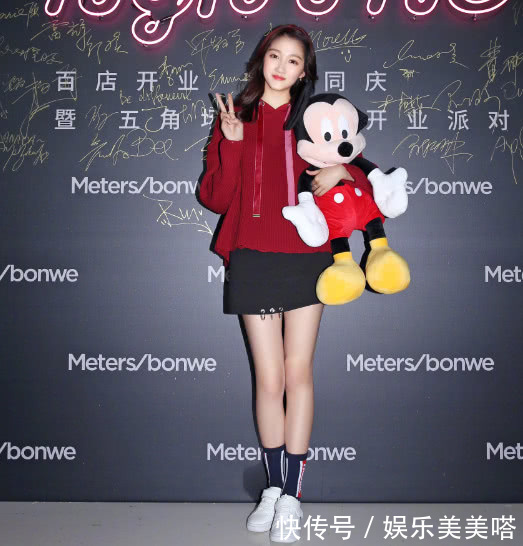 关晓彤真不一般，光素颜照就能美艳众人，难怪鹿晗会败在她裙下