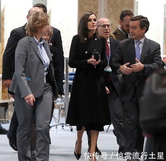 『尽显』西班牙王后出席气候峰会,一袭黑色套装,尽显时尚优雅