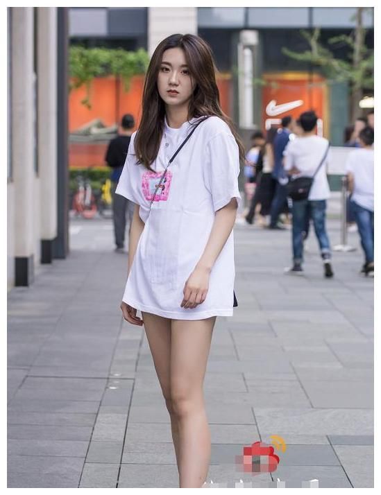 街拍：图四穿性感皮裤，腿部曲线完美，网友：女人味十足！