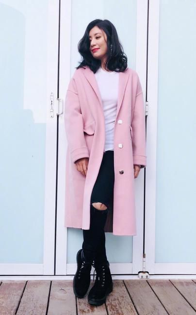 贾静雯现活动，皱纹明显气质优雅，网友:这才是43岁该有的样子