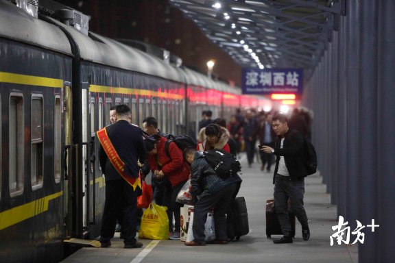 深圳春运首趟列车开出，2320名来深建设者启程返乡!