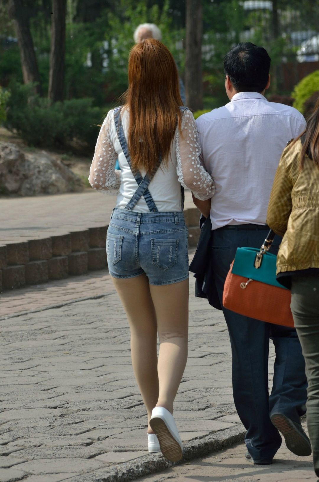 街拍联盟：湖边游玩的肉丝美女，肉肉的才是极品