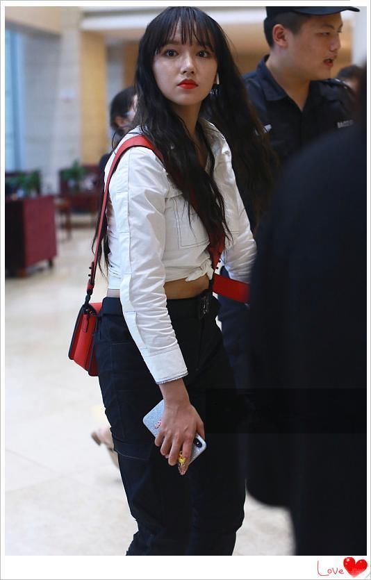 程潇作为微胖界美少女，却穿这么紧的裤子还露脐，网友：乱穿衣服