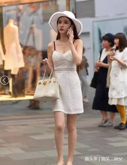 路人街拍：小姐姐穿一身吊带连衣短裙，高挑身材一览无余