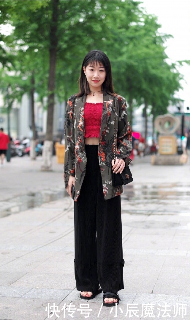 牛仔|路人街拍,靓女小背心加一条牛仔短裤,女王范十足