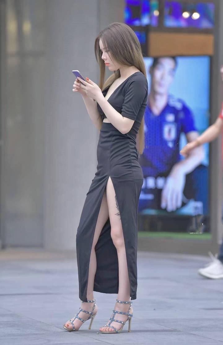 街拍:图1美女还没睡醒，图2真胆大，穿港味长裙，开叉有点大