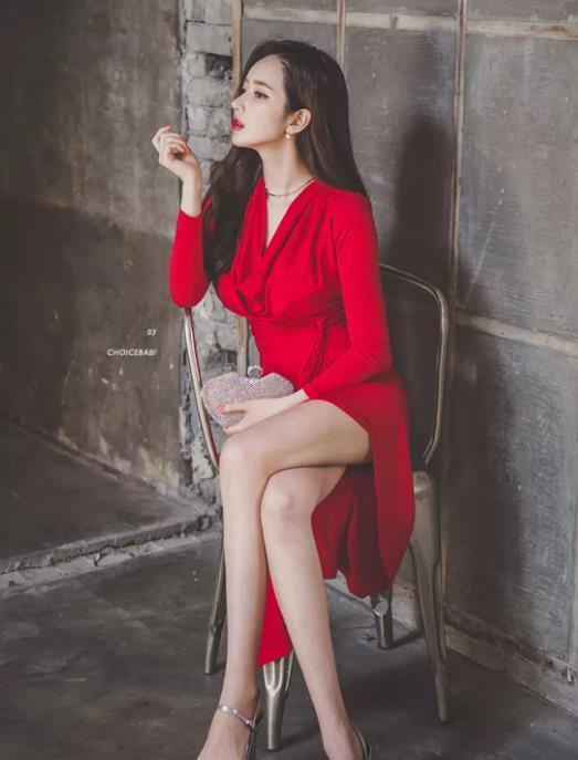 连衣裙|李妍静,一条红色的开叉连衣裙魅力十足