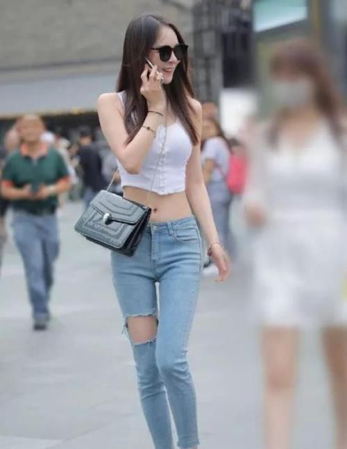 『秀丽』街拍:秀丽端庄的小姐姐,一条白色连衣裙,时尚气质好身材