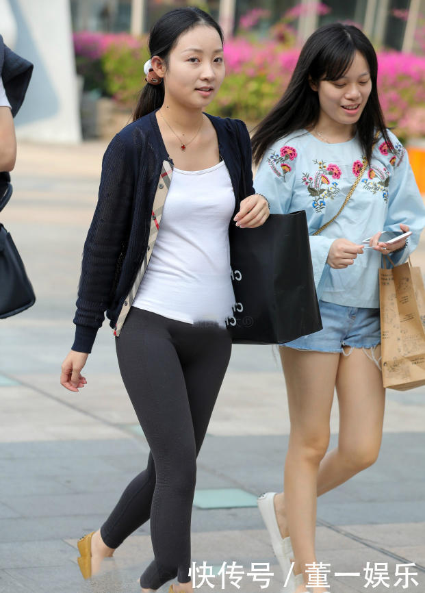 梨涡小姐姐吊带背心搭配紧身裤，十分迷人