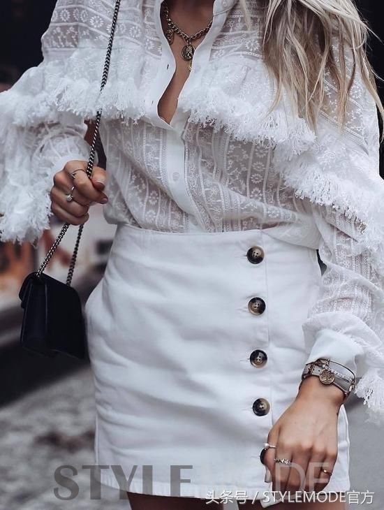 小小纽扣 竟成为夏日风穿搭的点睛之笔？