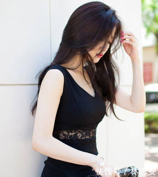 优雅端庄的紧身裙美女，双腿纤细立体，显得挺拔有型！