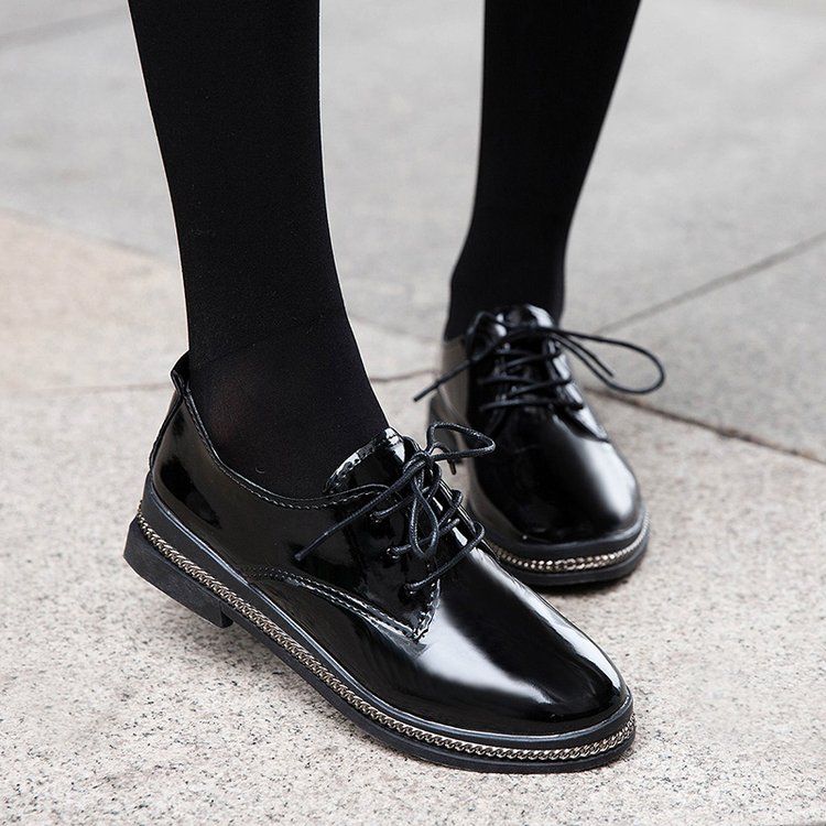 别穿凉鞋了，洋气女人今年都这样穿小皮鞋，非常流行，很有女人味