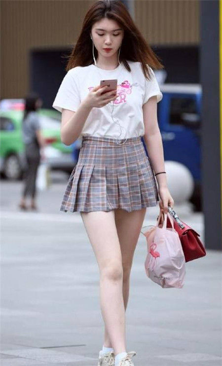  吊带|街拍：小姐姐吊带配毛边短裤，秀出白皙长腿，背影很吸睛