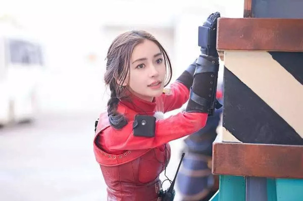 两个小揪揪的唐艺昕看起来最多18！