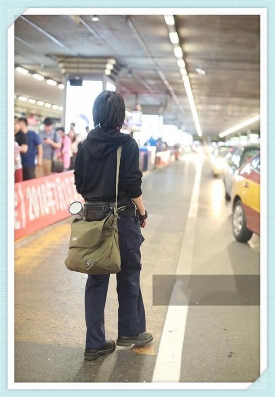 窦靖童再现机场，终于把茶缸抛弃了，可一个转身我发现我错了!