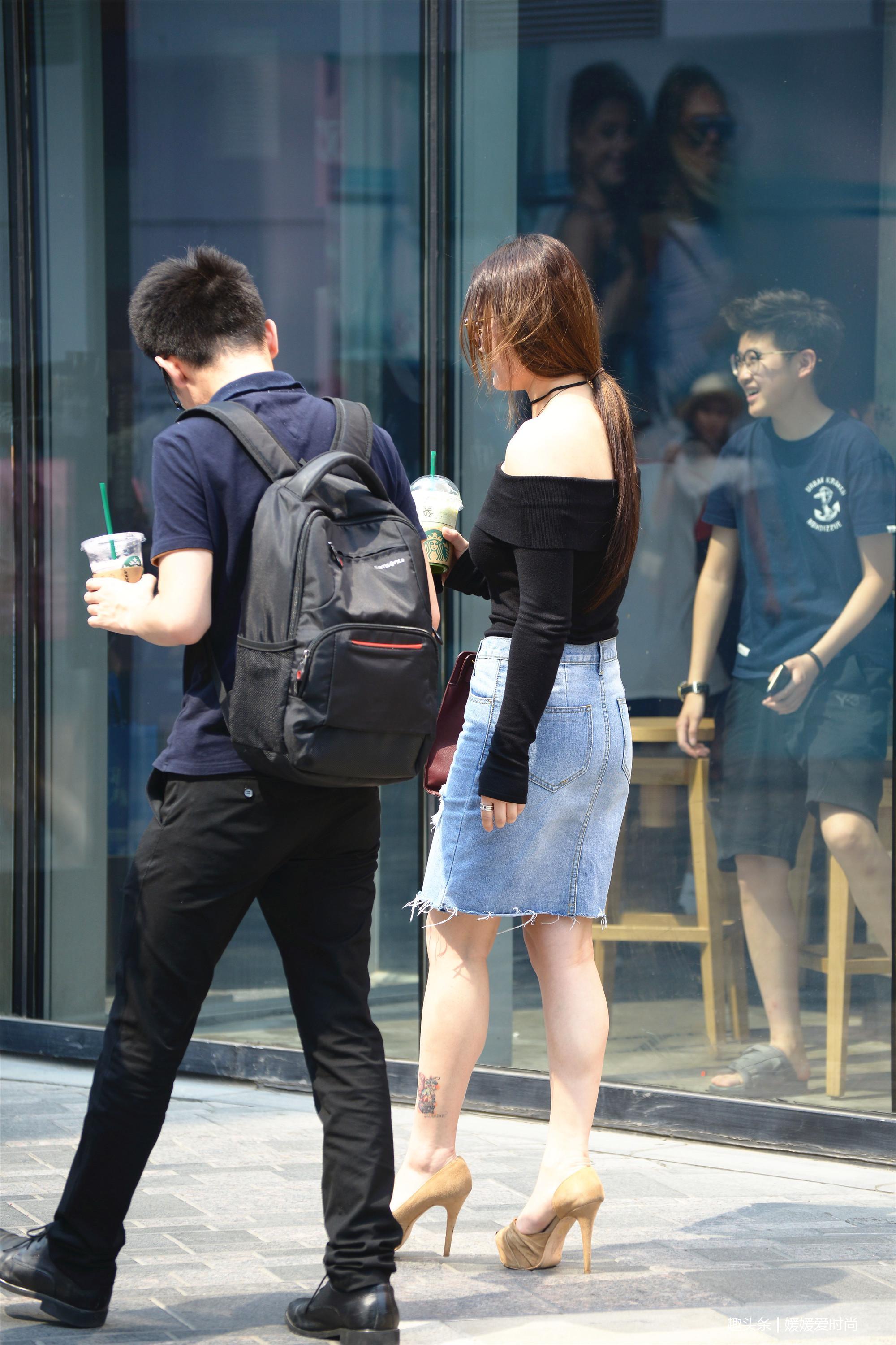 这位穿着牛仔包臀裙的小姐姐，她的一字肩和鱼嘴高跟也功不可没