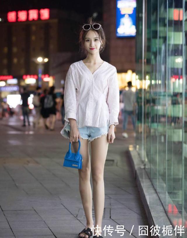  ＂rpt＂:＂1d532e658ac31391＂穿超短裤和高跟鞋的小姐姐，腿型完美，显得格外有气质