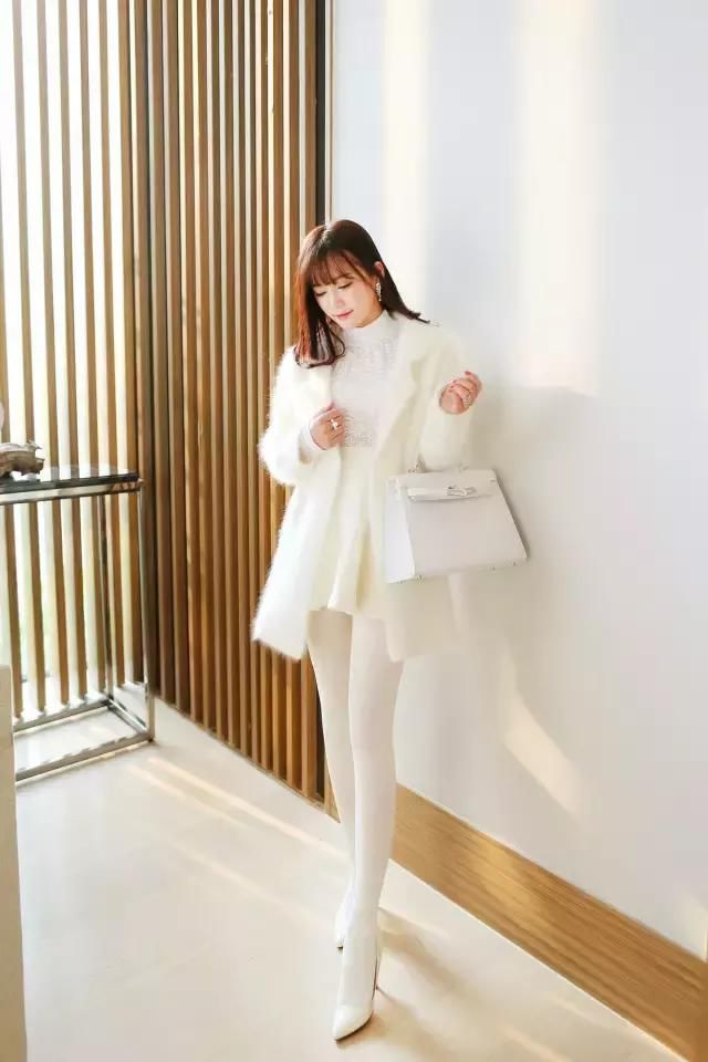 丝袜,一定要搭配高跟鞋吗?