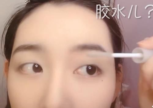  #配音#蒋依依化妆，请表哥配音，看到表哥配的字幕，这才是直男审美