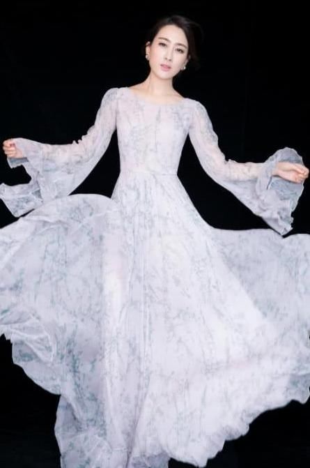 马苏厉害了 短裤穿成这样就出门 网友: 一眼望去全是腿