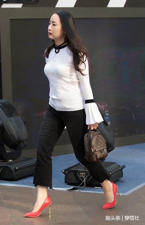 街拍：成熟女生穿得各有特色，但惊艳的好身段却是一见难忘