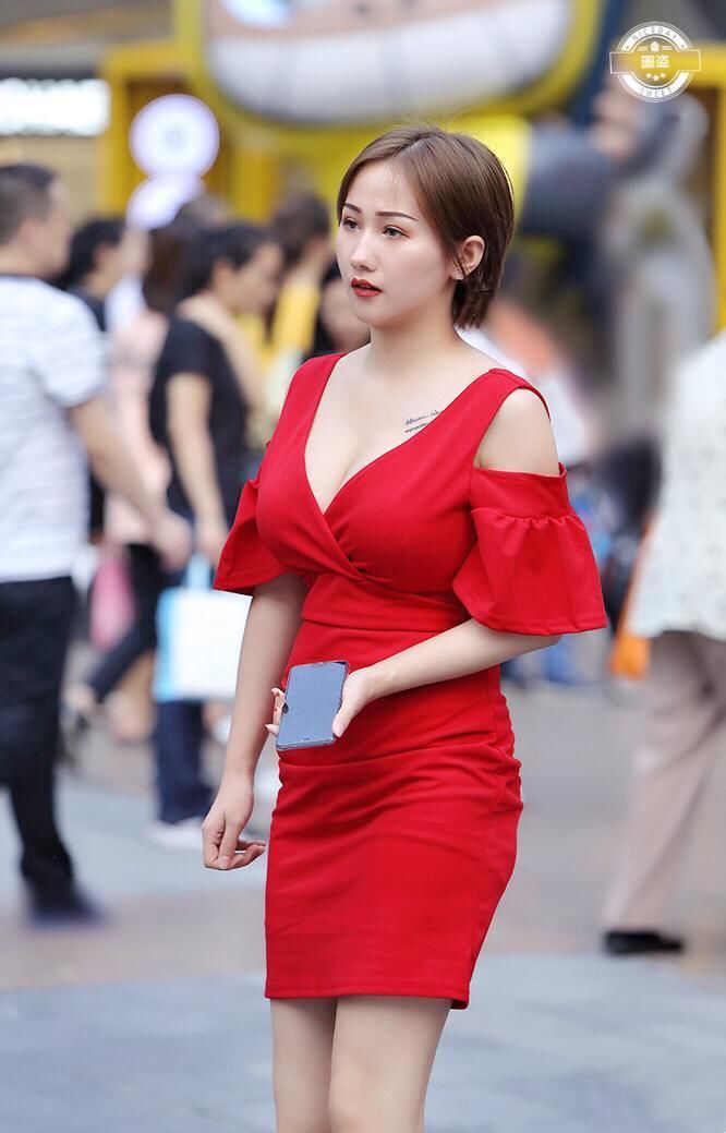 街拍:抛去职业装，试试清新大气的淑女范连衣裙，太显美!