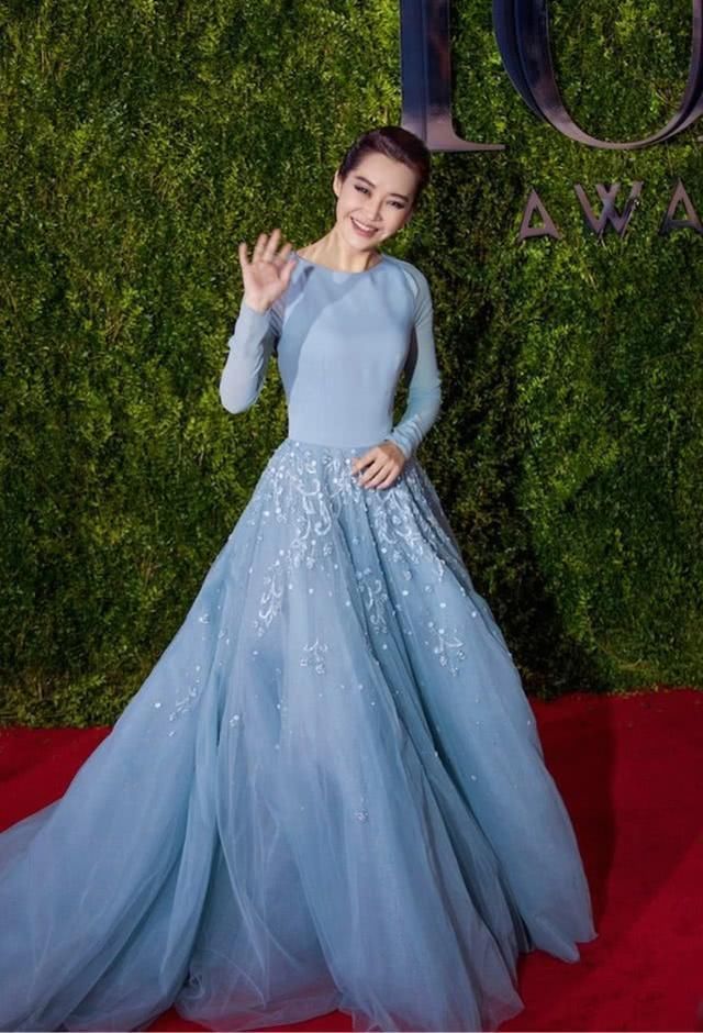 49岁许晴低胸裙尽显绰约风姿，搭配清新小白鞋年轻十八岁!