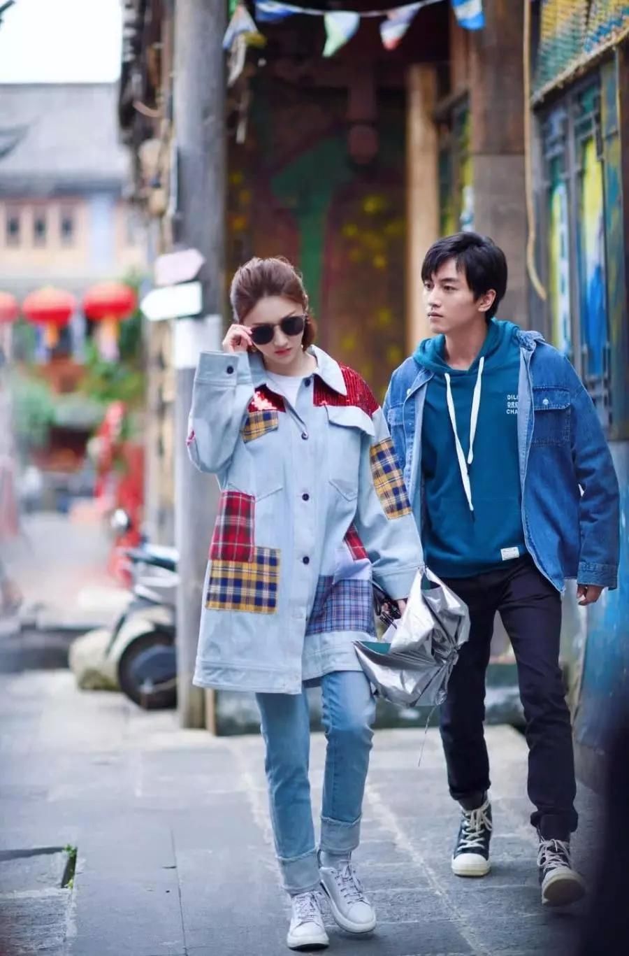 景甜皮衣配长裙视觉减5公斤，下身三角区图案让人脸红:亲亲吗?