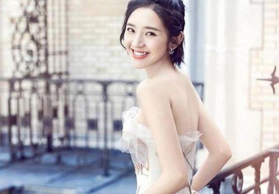 吴昕好不容易穿薄纱裙仙气一回，却撞衫了唐艺昕，尴尬了！