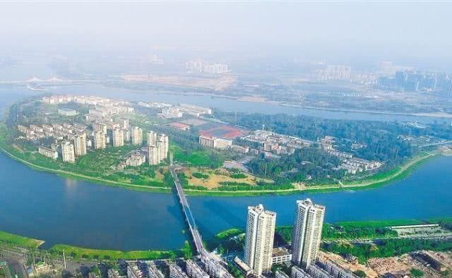 安徽唯一一所建造在岛上的大学,由三所学校合并而来,景色很美