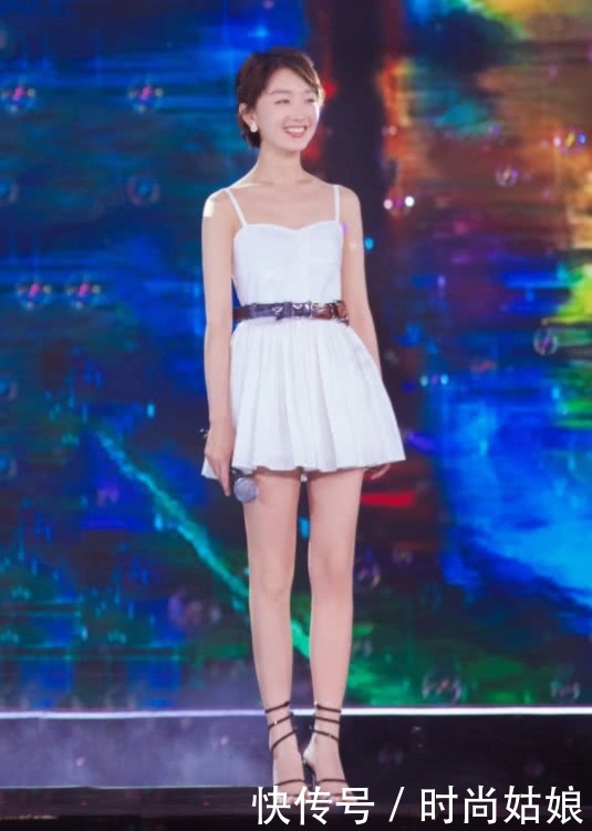 周冬雨穿一袭白裙变身小学生，排骨胸和扁塌臀也可以美出新时尚！