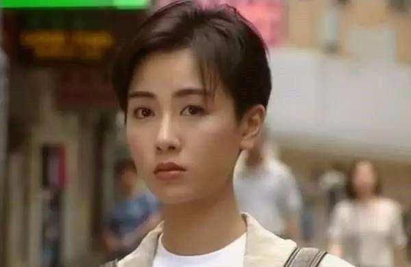 『黄百鸣』她曾与关之琳林青霞齐名, 感情上两度受挫, 最终选择遁入空门