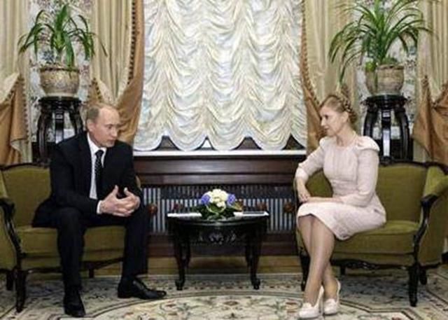 58岁前乌克兰总理季莫申科，风姿绰约，白色紧身裙勾勒曲线身材!