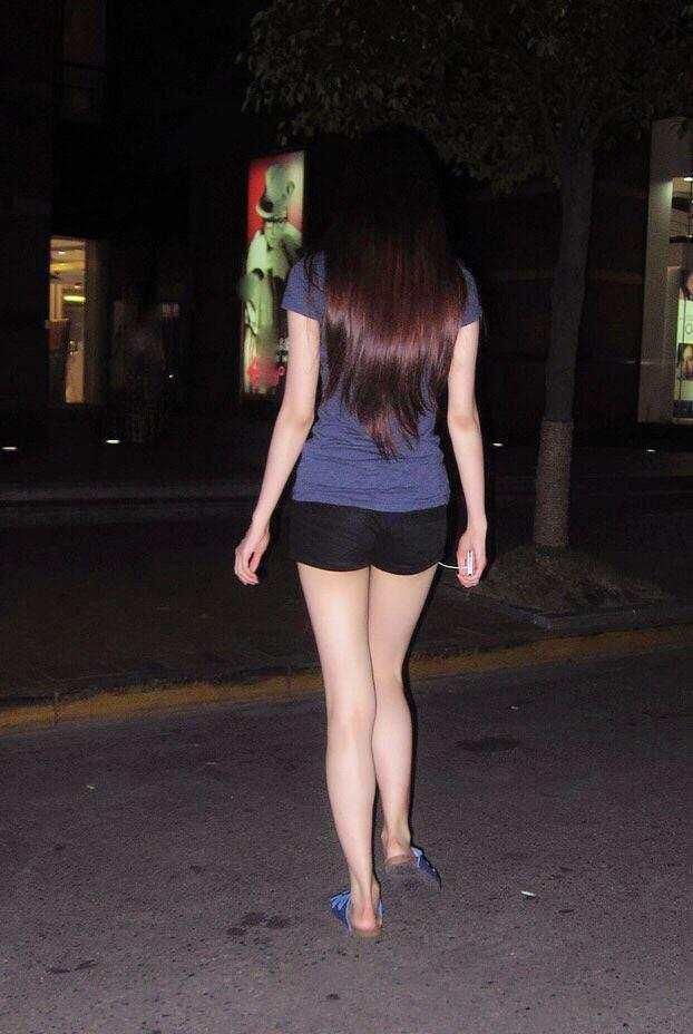 紧身牛仔裤线条简洁流畅，清爽美女气质优雅如一朵山茶花