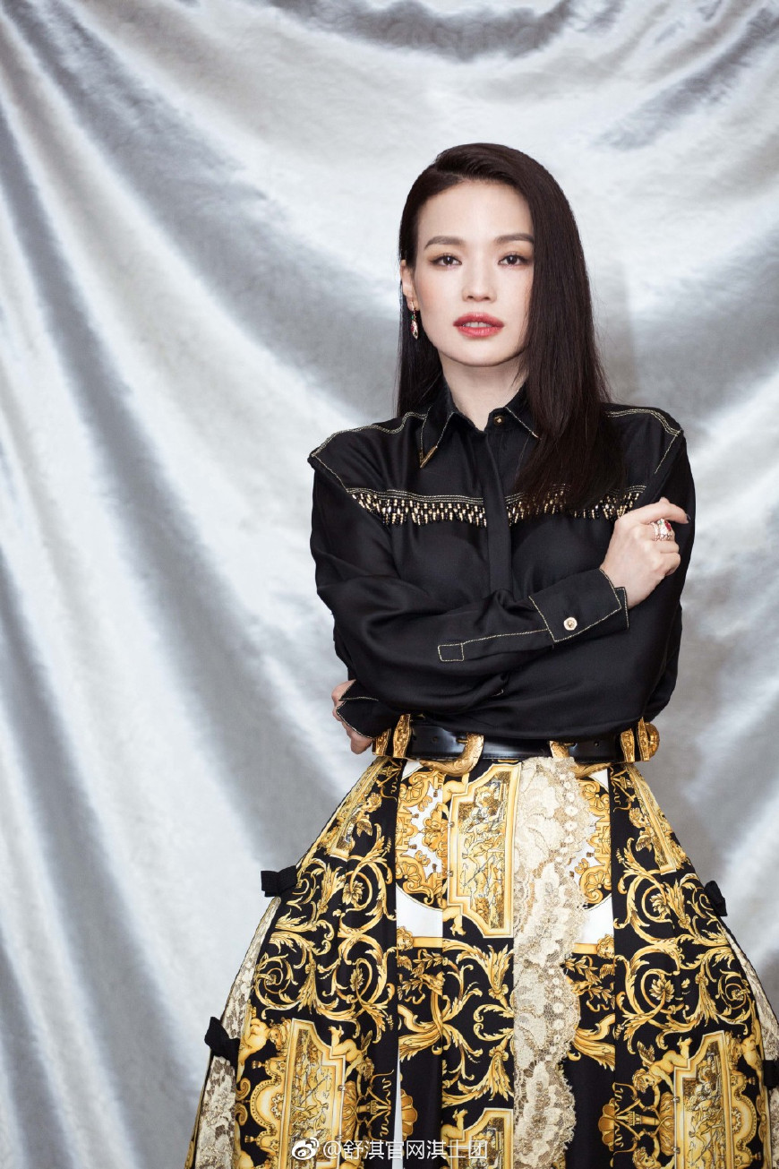 舒淇太厉害了!仅穿了一块绸缎就现身活动,网友:身材好就是任性