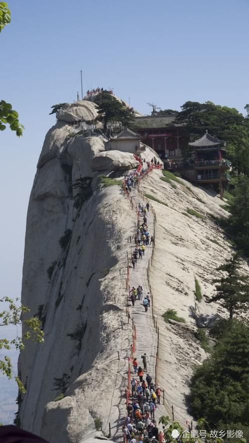 华山景区再次成为热点，到底谁来为女孩买单