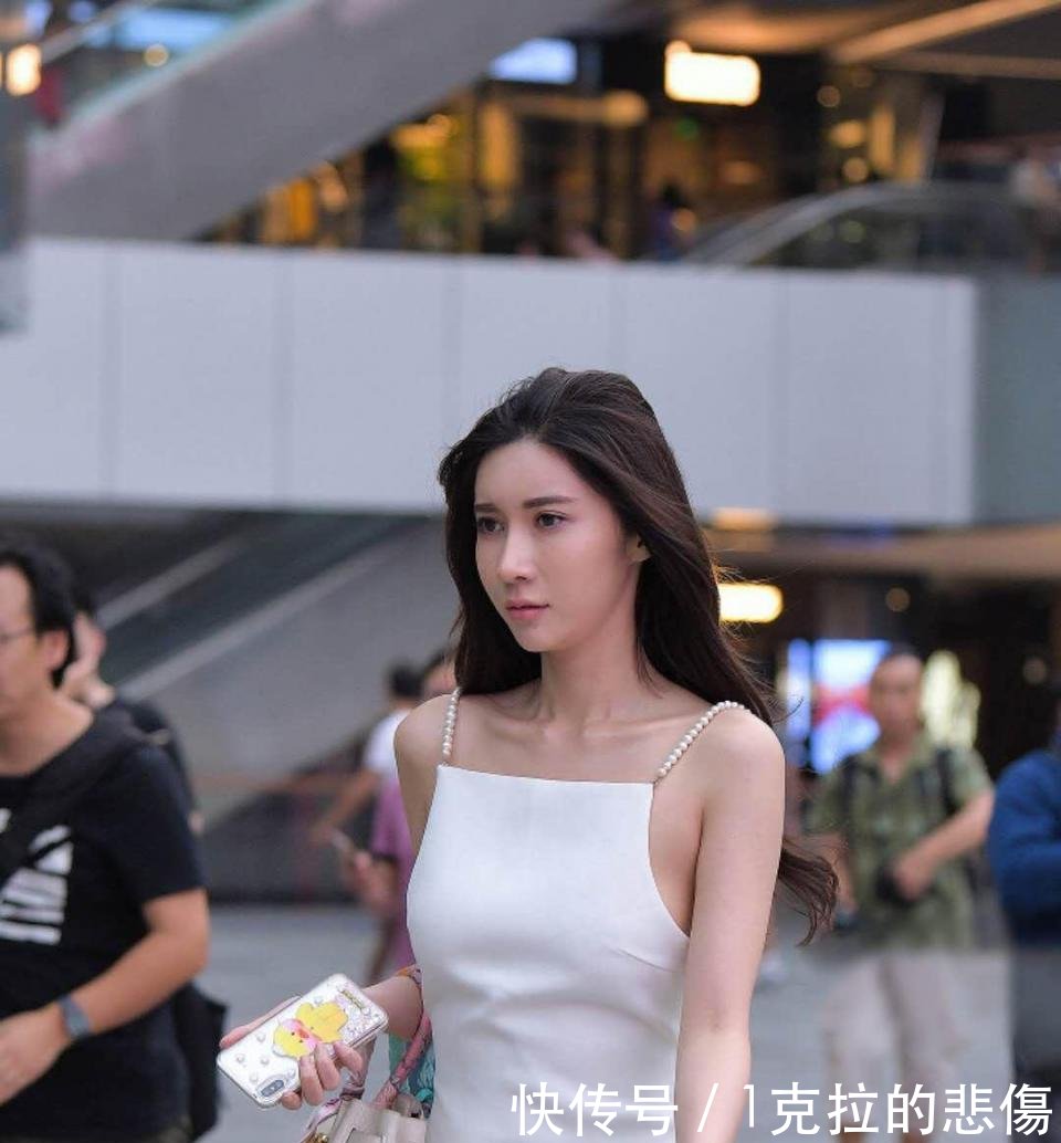 街拍 女神级小姐姐穿大露背连衣裙, 一转身杀伤力真的太大了!