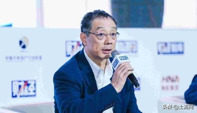 农民进城后就该交出房和地？那城里人迁居怎么不交出房子？