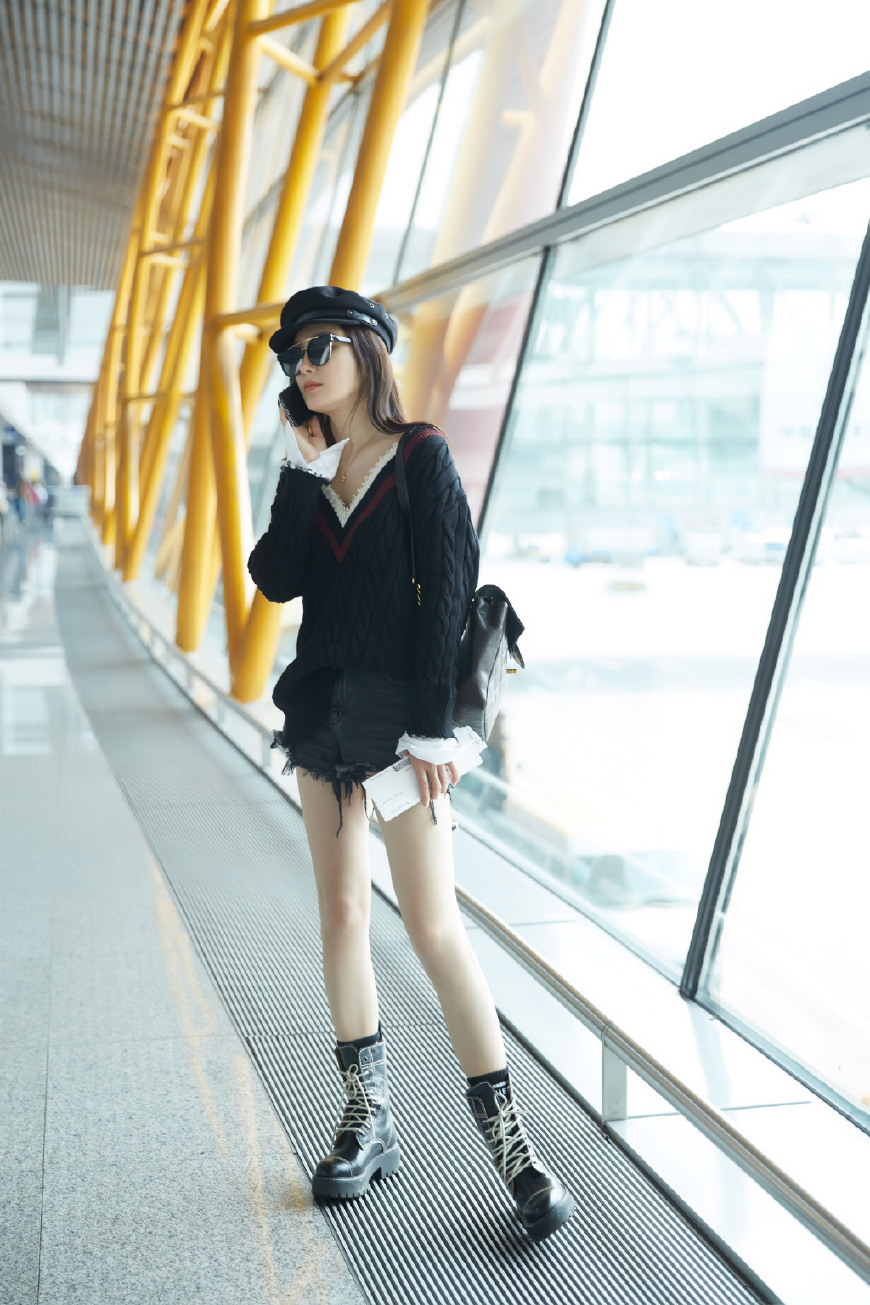 37岁秦岚太惊艳了！一袭黑色长裙配红唇，网友：性感与气场兼得