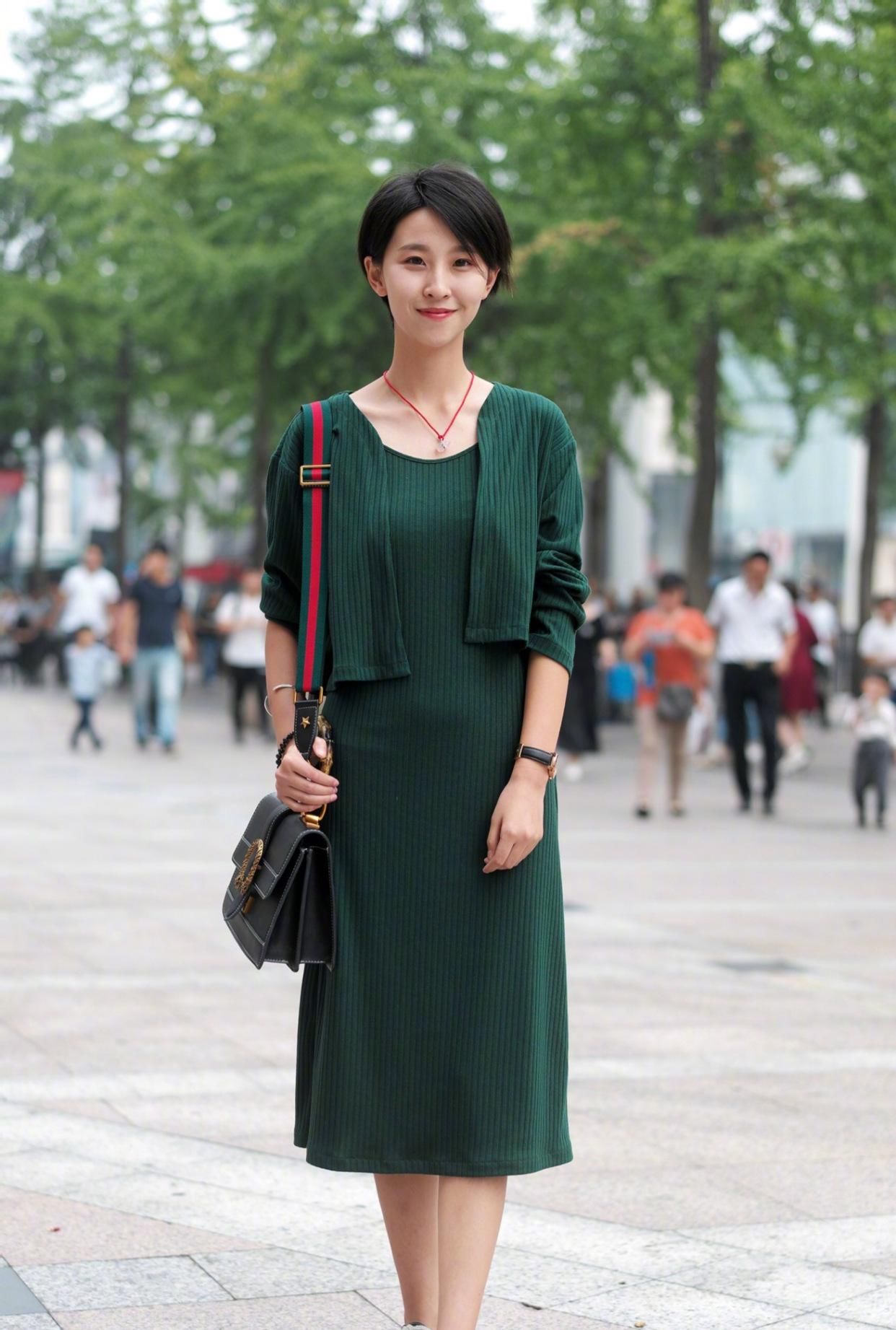 「上线」美女街拍:如果我消失了,谁会每天开着微信傻傻的等着我上线