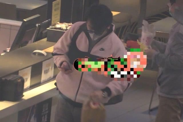 『大使』雷佳音与妻子翟煦飞罕见同框 “爱心司机”兼消毒大使恩爱十足