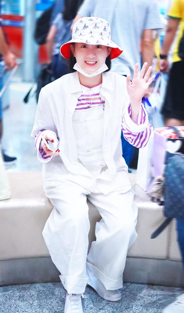 李子璇清爽造型现身机场，没想到开启了101美少女的初恋裤新潮流