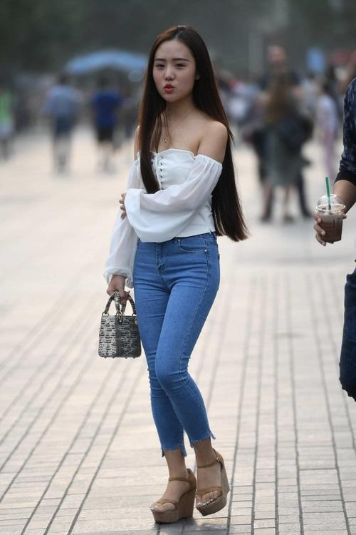 街拍：娇艳如花冰肌玉骨的小姐姐，穿着性感身姿曼妙楚楚动人 ！