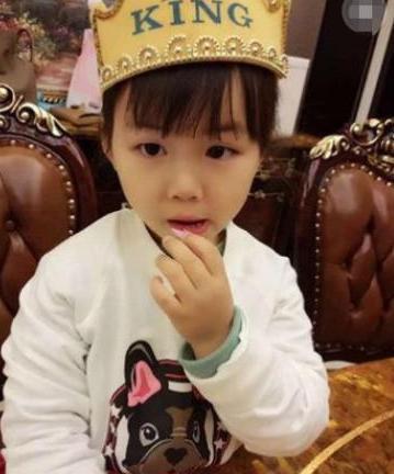 王宝强两个孩子近照露出，两兄妹越来越像了，网友：终于打破了谣