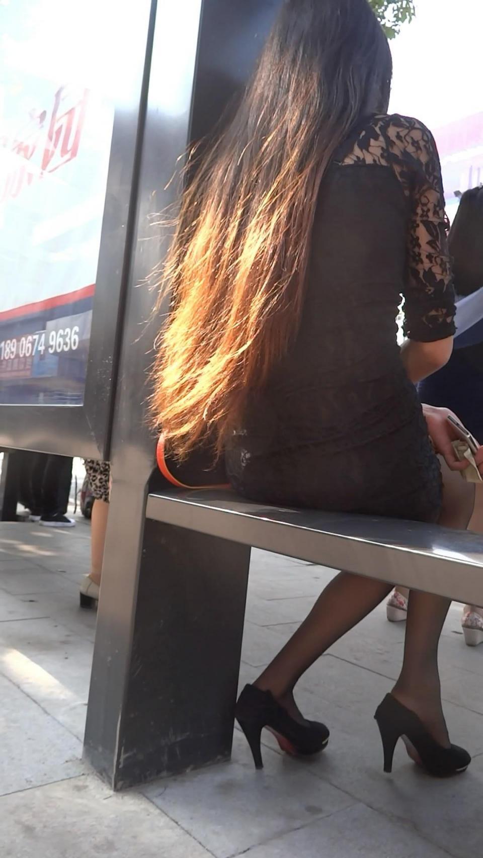 街拍：公交站仰視黑色蕾丝连衣裙美眉，身材真好